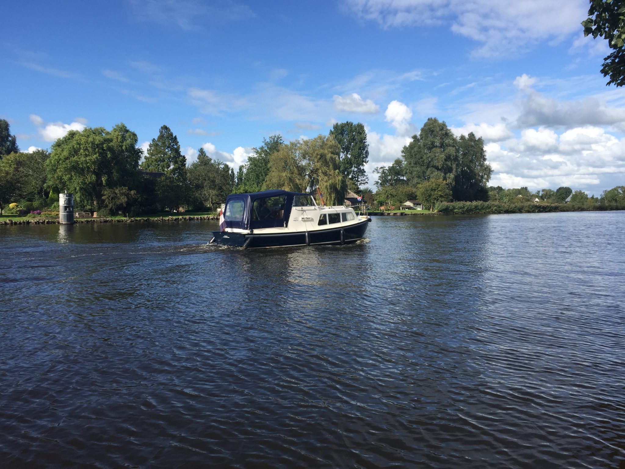 varen met een snelle motorboot